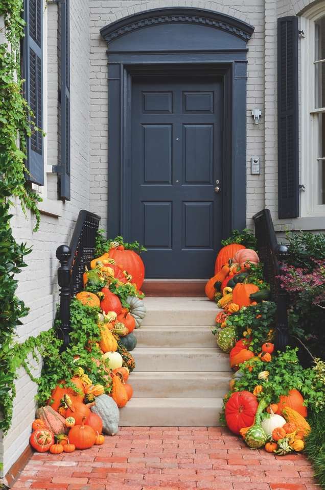 decoración de otoño frente a la puerta en las escaleras rompecabezas en línea