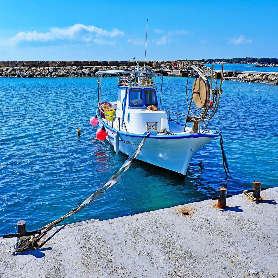 昼間の海のドックの白と青のボート ジグソーパズルオンライン