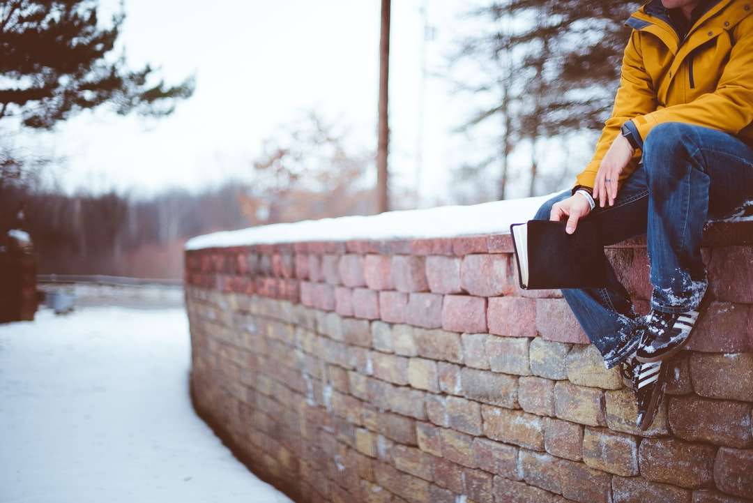 Person sitzt auf Mauer Online-Puzzle