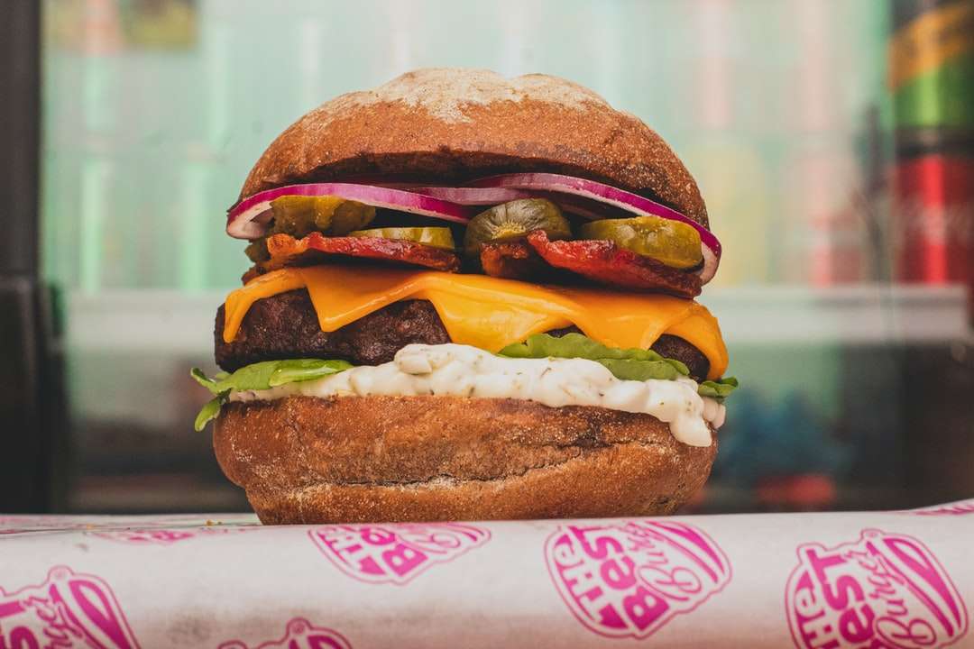 Burger mit Käse und Salat Online-Puzzle