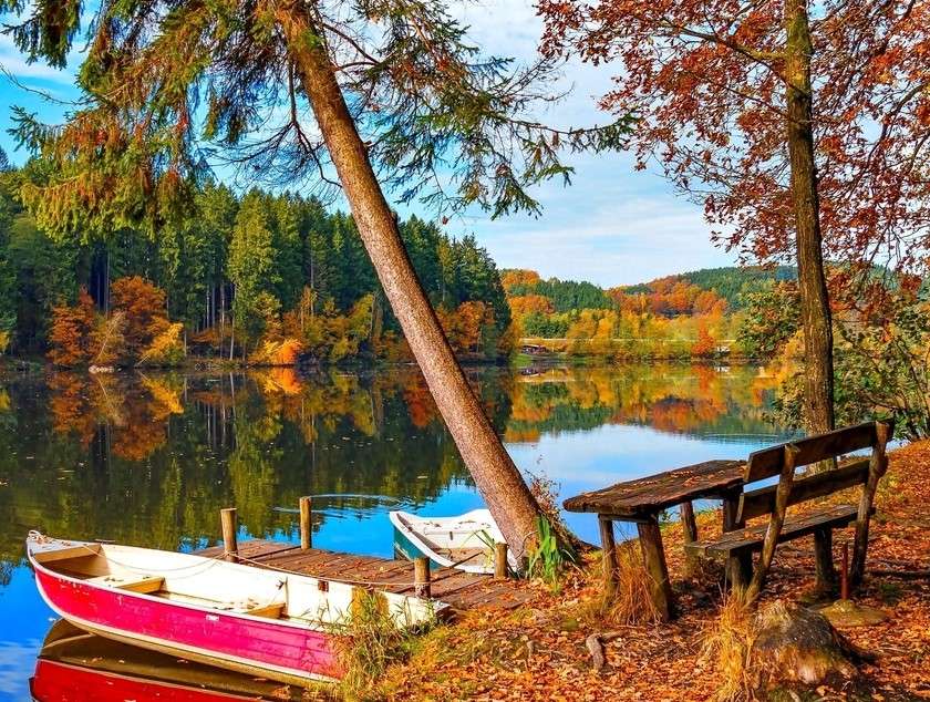 Скамейка с видом на озеро онлайн-пазл