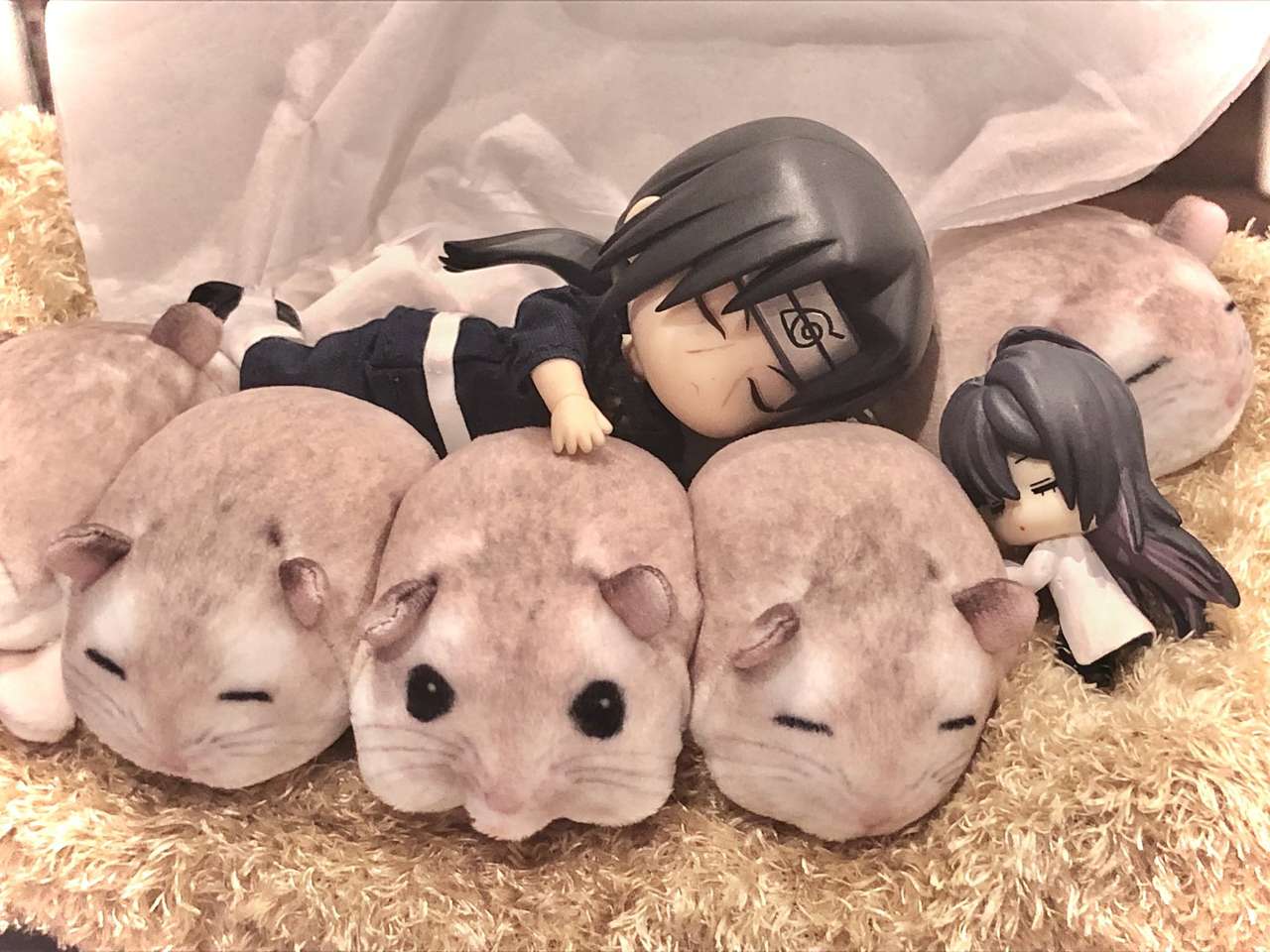 Itachi falls asleep with his little animals jigsaw puzzle online