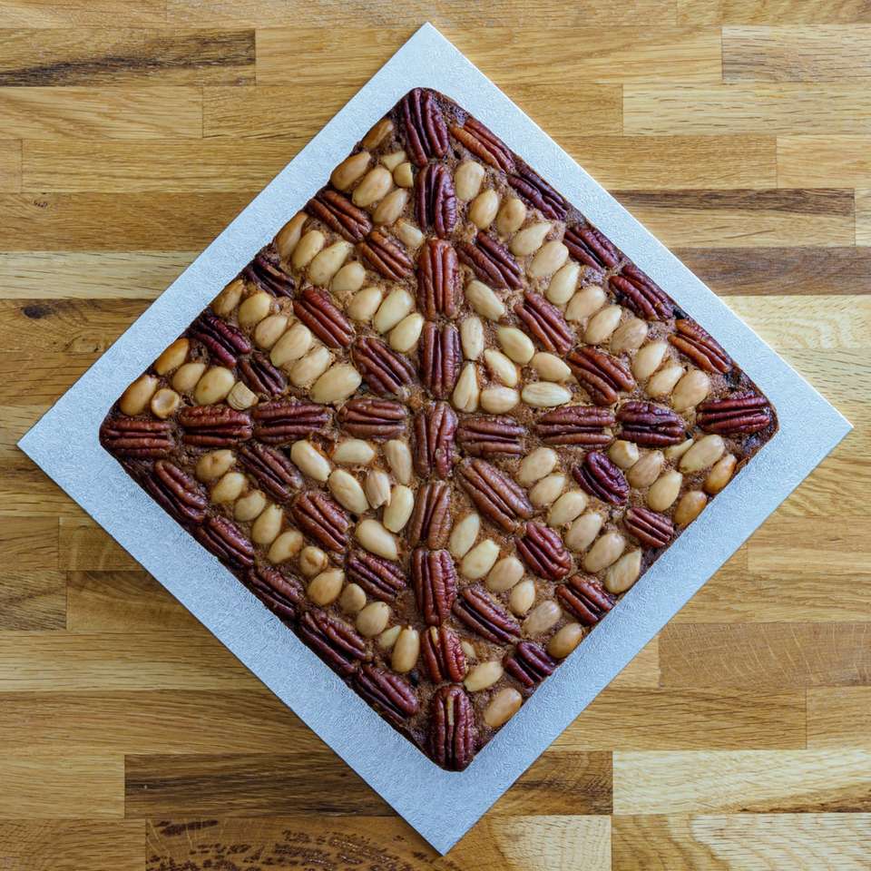 vassoio rettangolare in legno marrone sul tavolo in legno marrone puzzle online