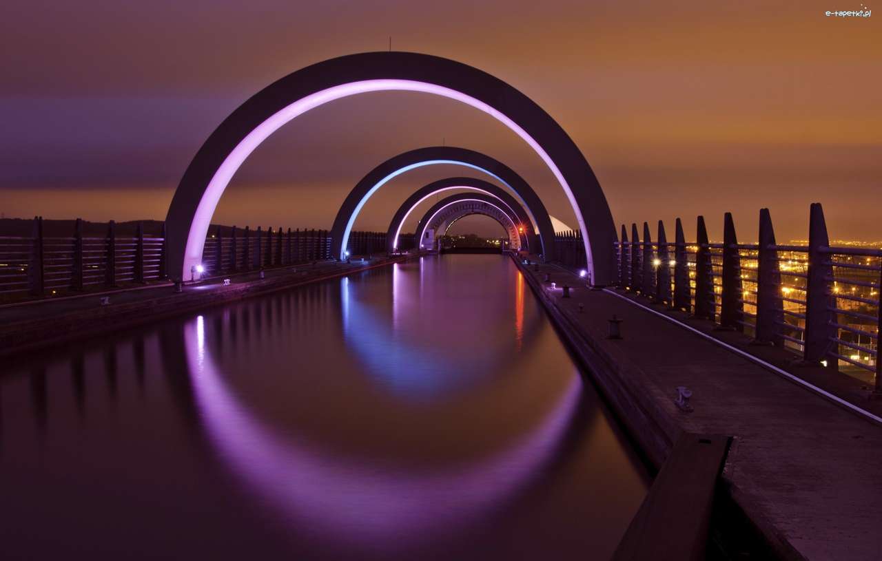 Město v noci - osvětlený most skládačky online