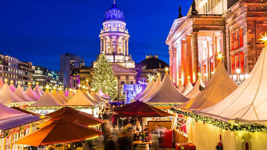 Рождественский базар в городе пазл онлайн