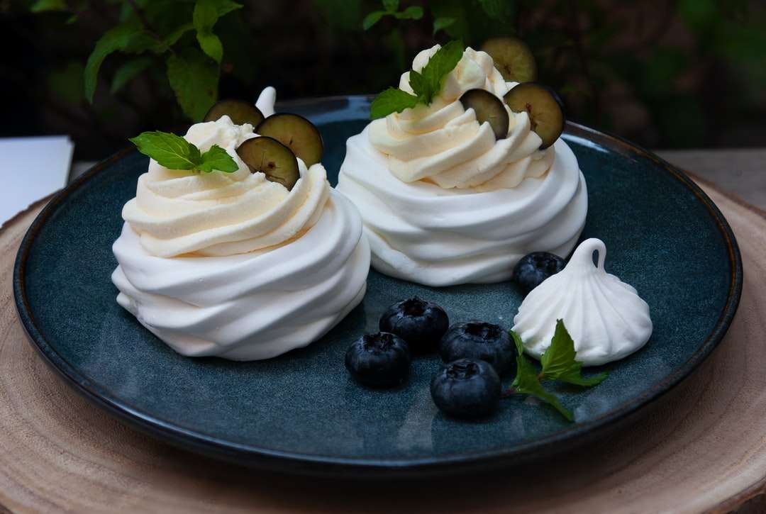 бяла глазура покрита торта с черни горски плодове отгоре онлайн пъзел