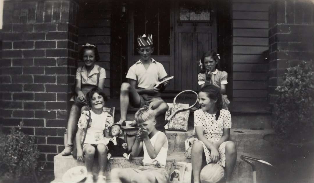 gråskalefoto av sex barn pussel på nätet