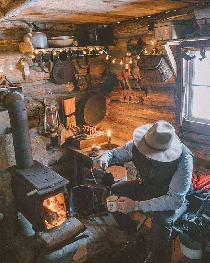 старец при печка на дърва гали огъня онлайн пъзел