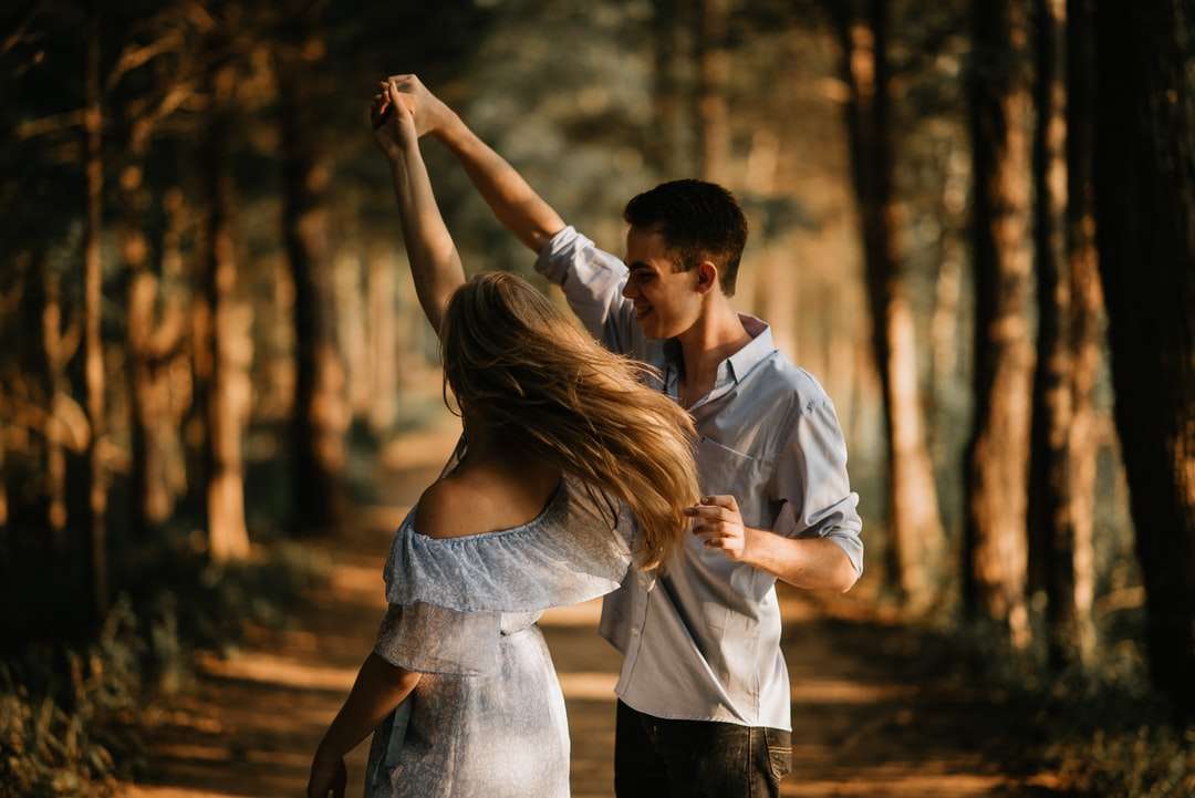 мъж и жена танцуват в центъра на дърветата онлайн пъзел