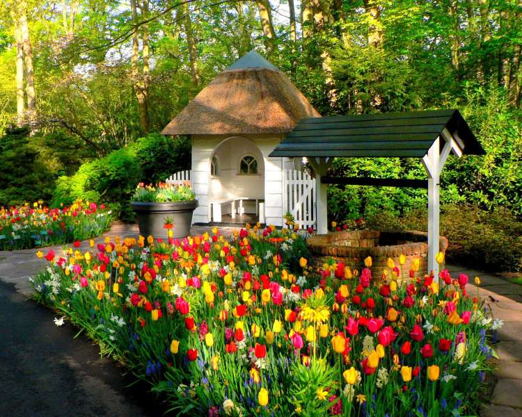 Gazebo And Well In The Garden jigsaw puzzle online