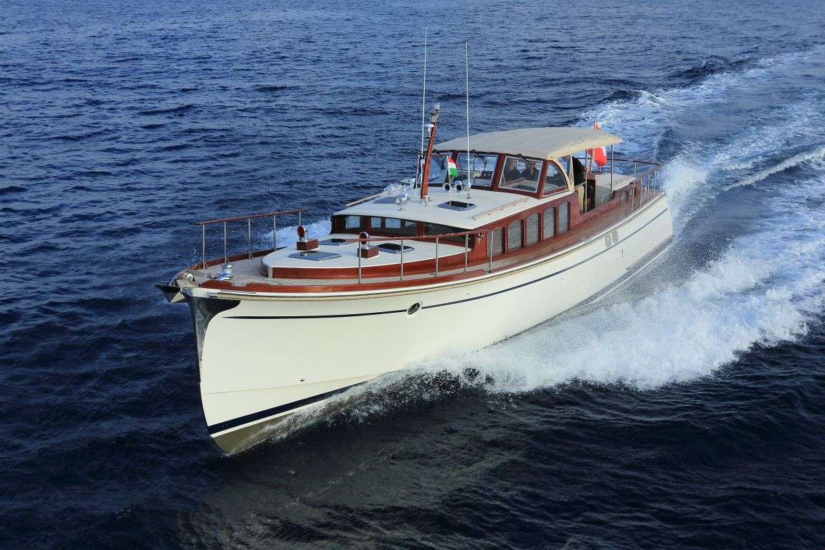Класична моторна яхта пазл онлайн