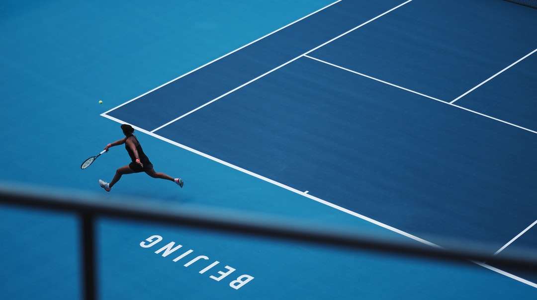 muž hraje tenis u soudu online puzzle