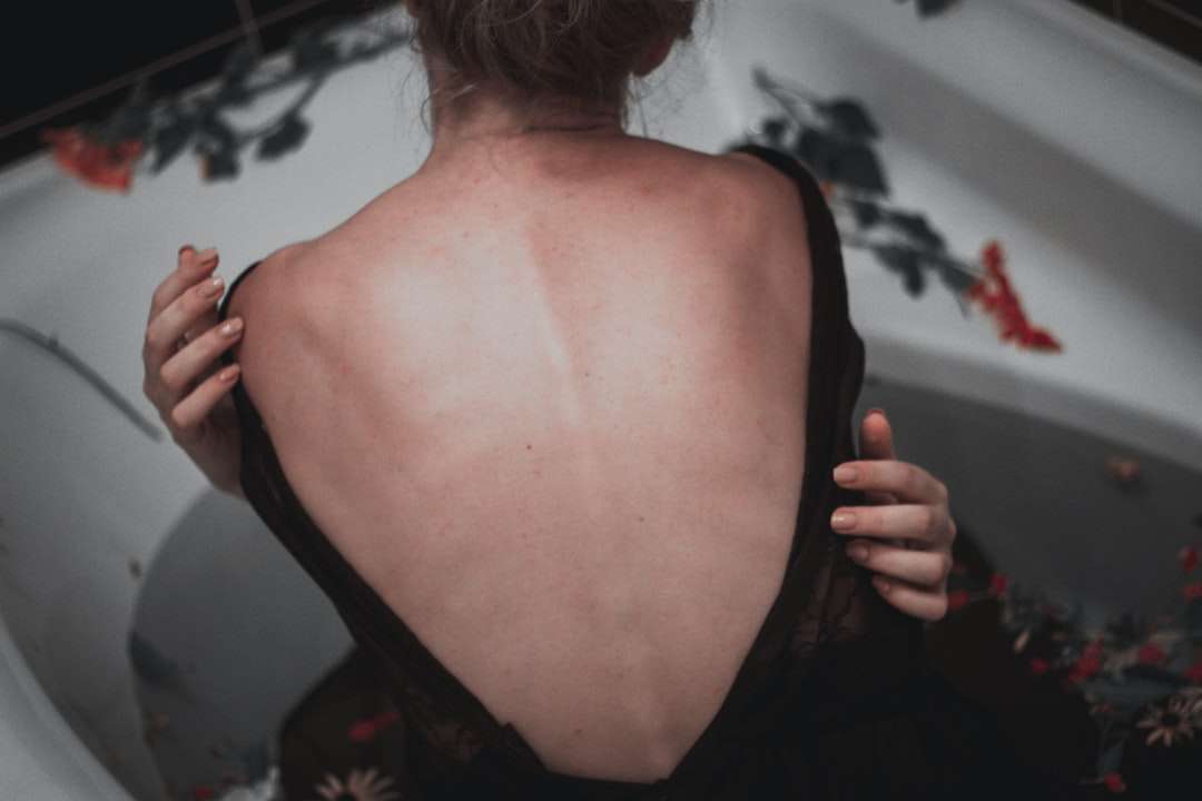 mulher mostrando as costas quebra-cabeças online