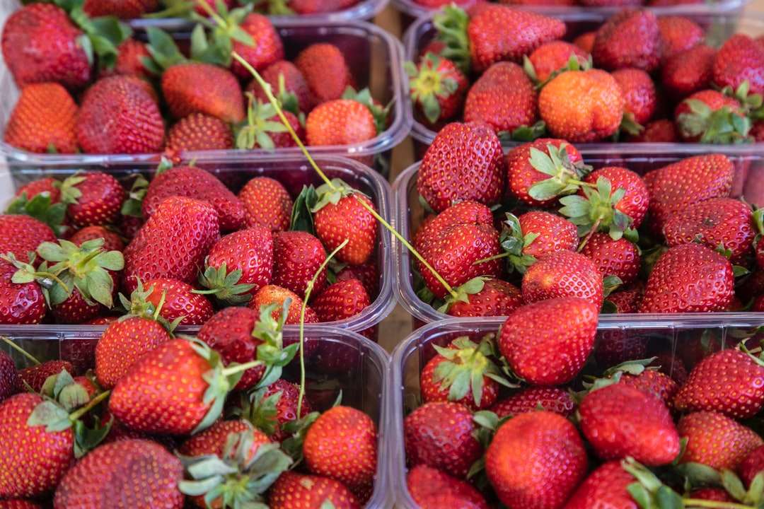 φράουλες σε διαφανές πλαστικό δοχείο online παζλ