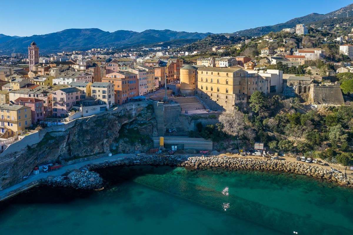 Cidade portuária de Bastia na Córsega puzzle online