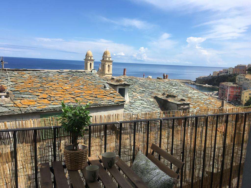 Přístavní město Bastia na Korsice skládačky online