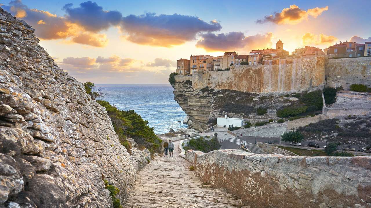 Bonifacio hamnstad på Korsika Pussel online