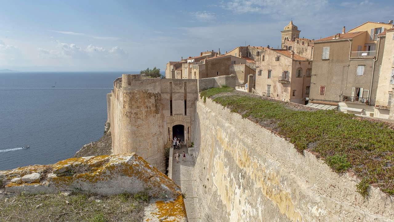 Bonifacio hamnstad på Korsika pussel på nätet