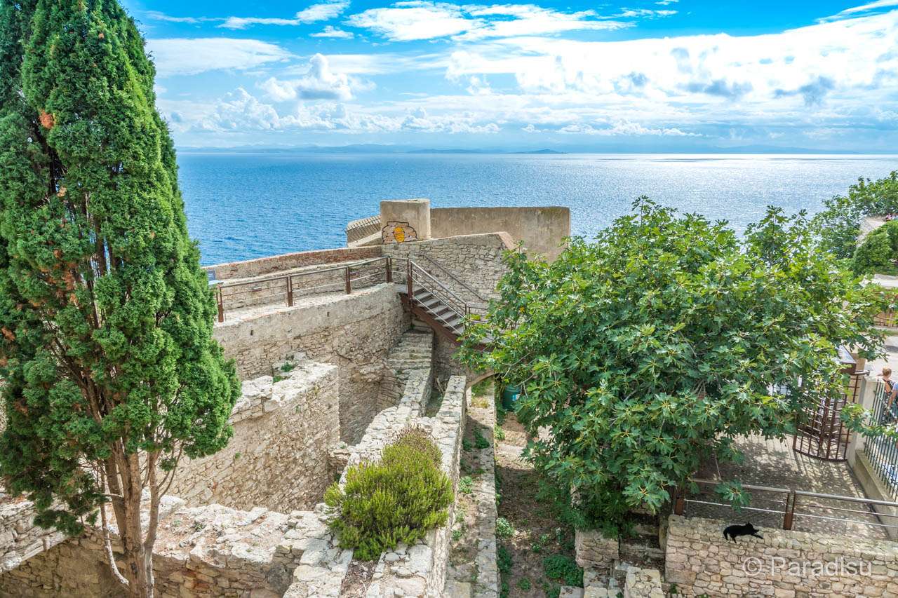 Bonifacio hamnstad på Korsika Pussel online