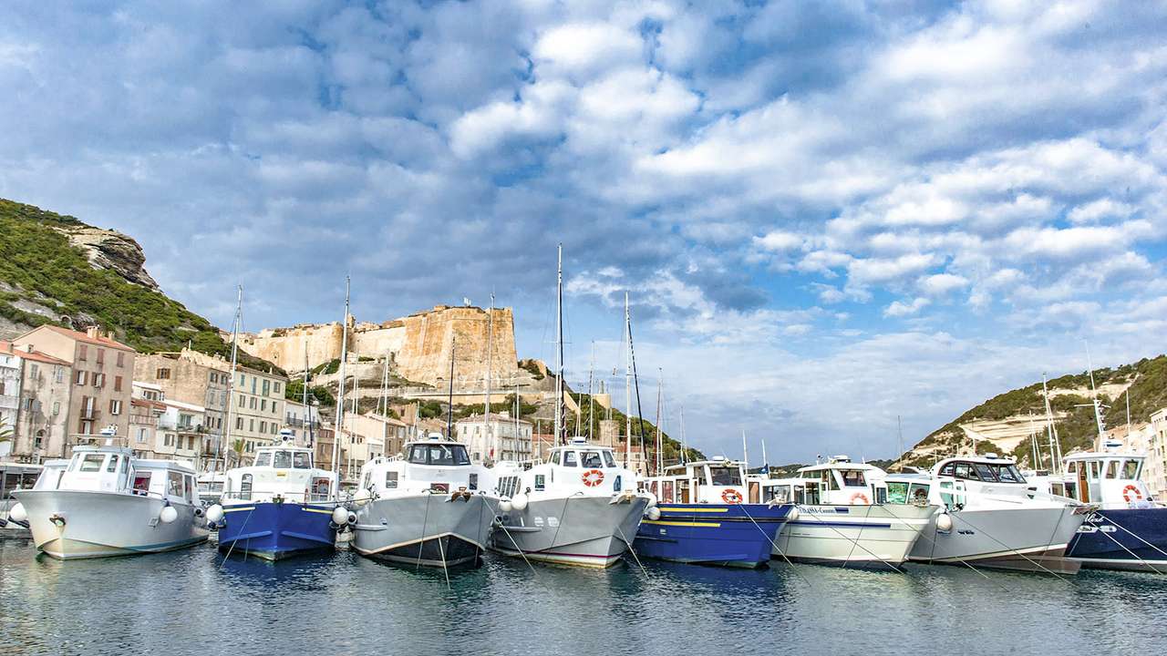 Пристанищен град Бонифацио в Корсика онлайн пъзел