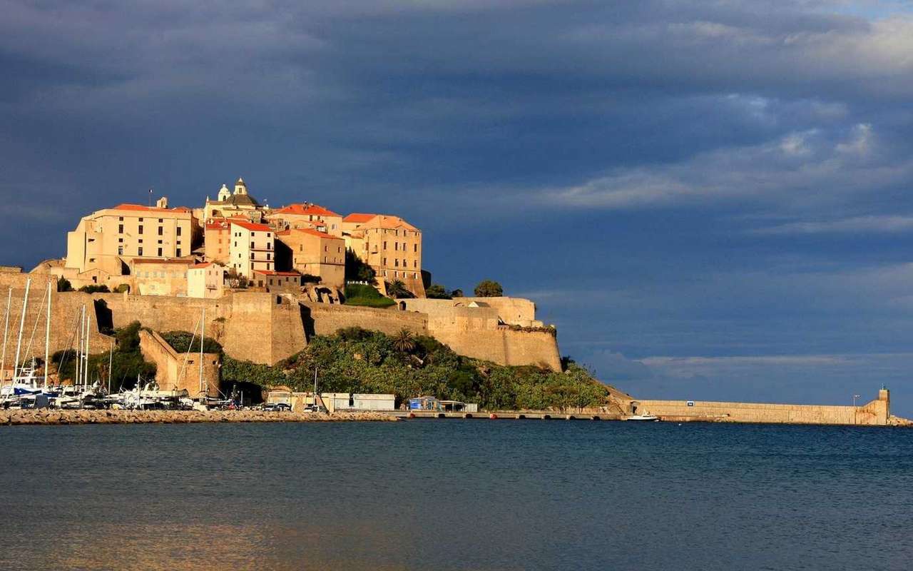Orașul port Calvi din Corsica puzzle online