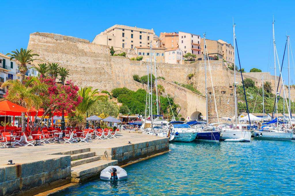 Přístavní město Calvi na Korsice skládačky online