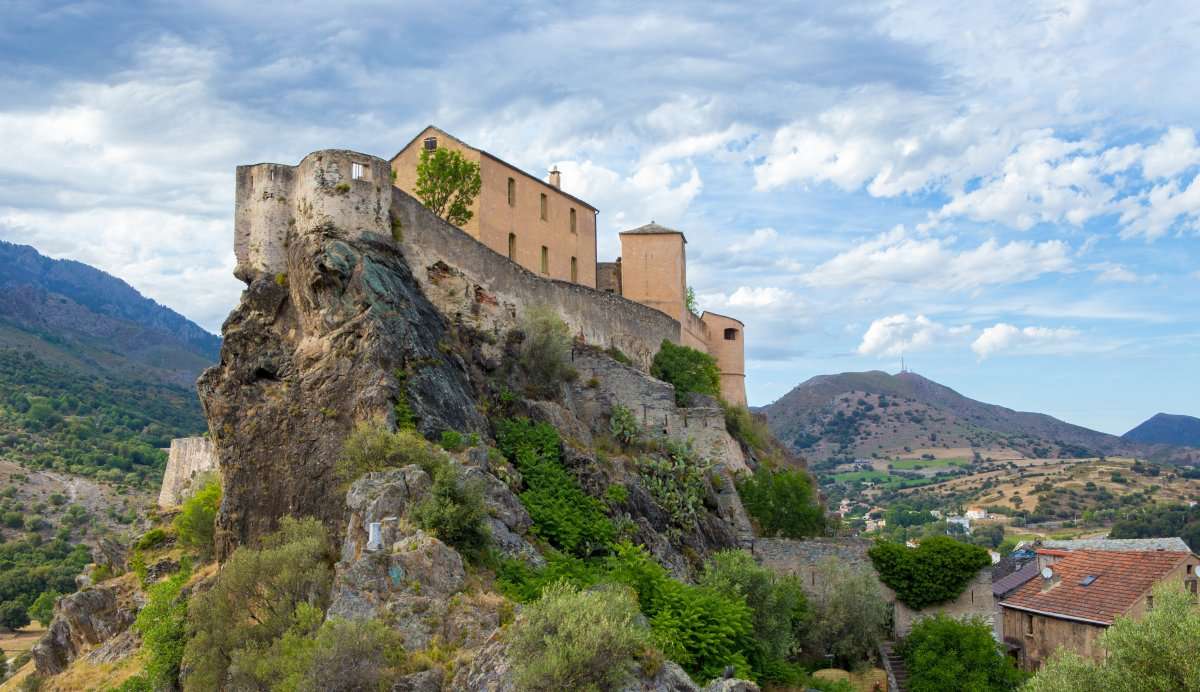 Corte med citadellet på Korsika Pussel online