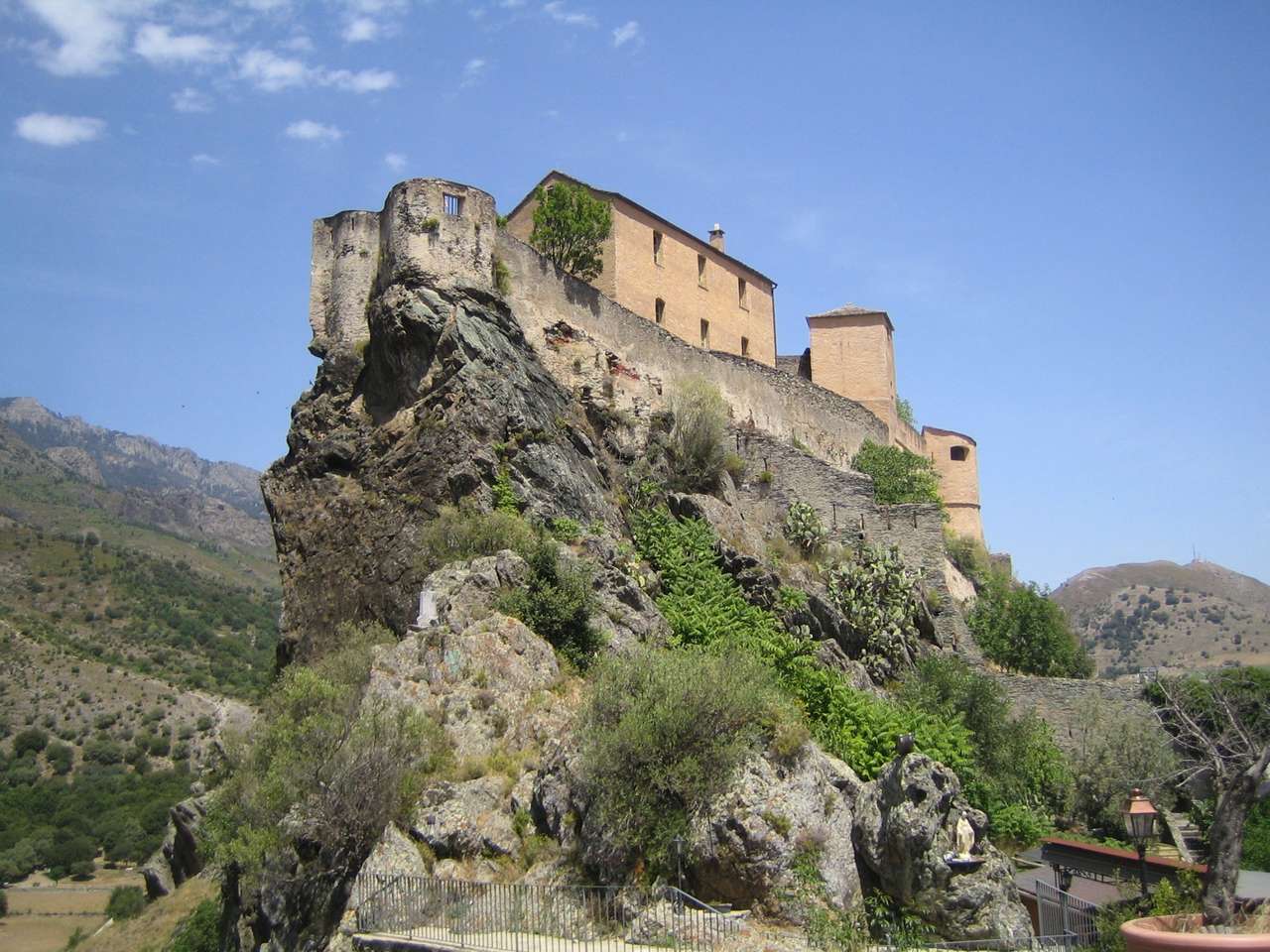 Corte met citadel in Corsica legpuzzel online
