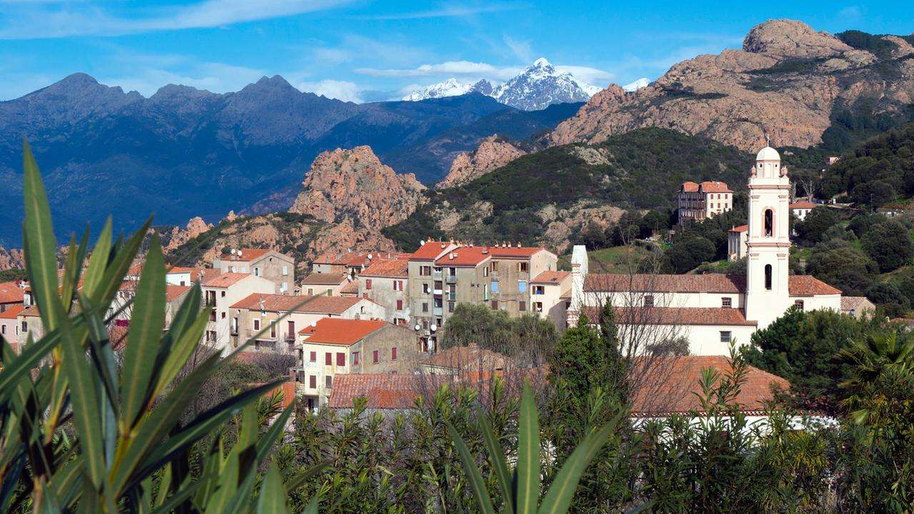 Piana stad på Korsika pussel på nätet