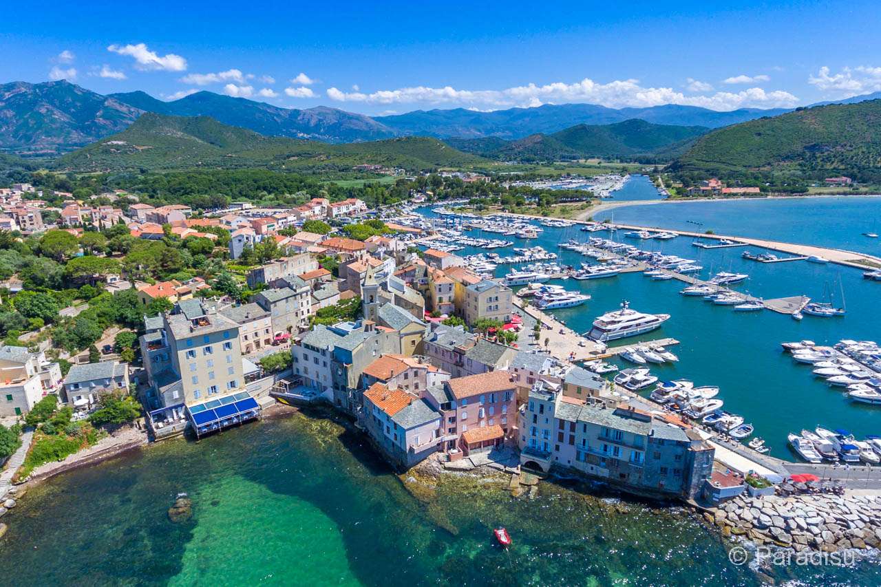 St. Florent Stadt auf Korsika Puzzlespiel online