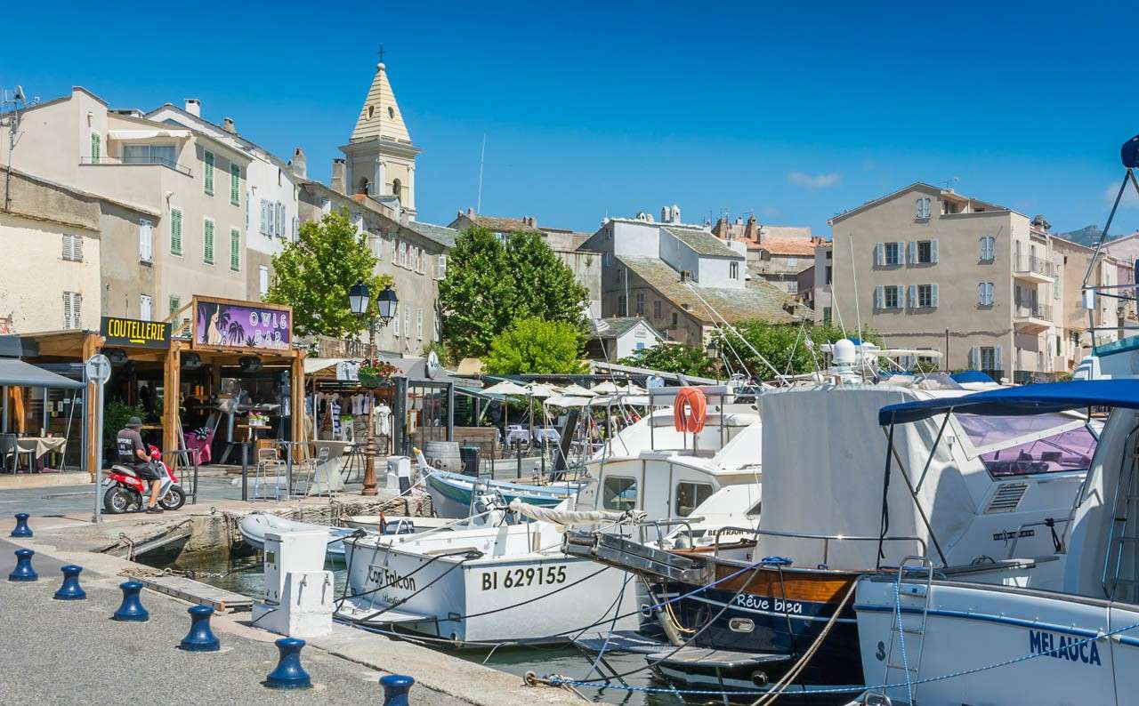 St. Florent Stadt auf Korsika Online-Puzzle