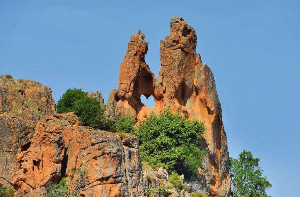 Red rocks in Corsica online puzzle