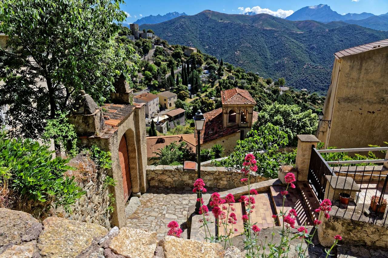 Village de montagne sur l'île de Corse puzzle en ligne