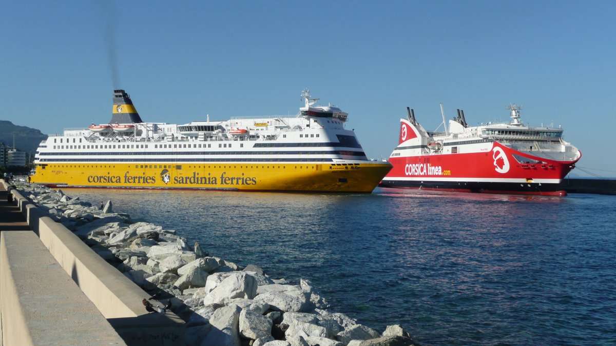 Фериботни кораби край бреговете на Корсика онлайн пъзел