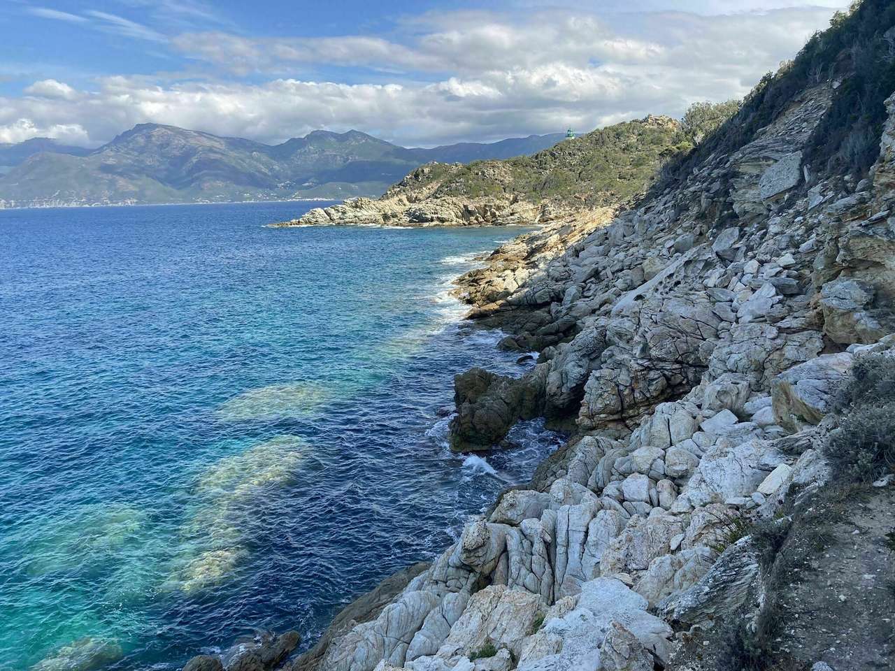 Paysage côtier de la Corse puzzle en ligne