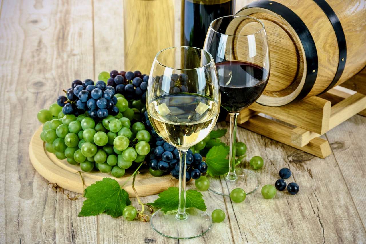 Litet vinfat av vin och druvor pussel på nätet