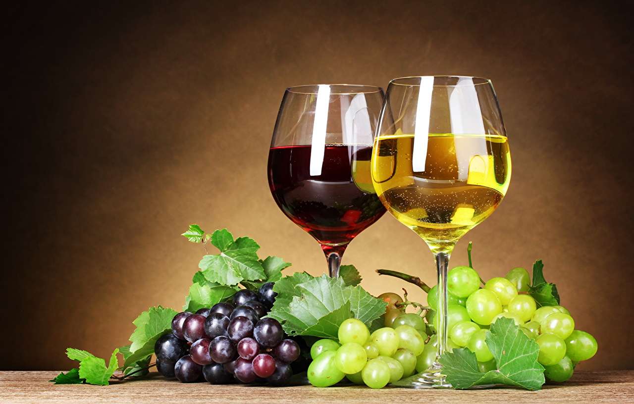 Vin roșu, vin alb și struguri galbeni și albaștri puzzle online