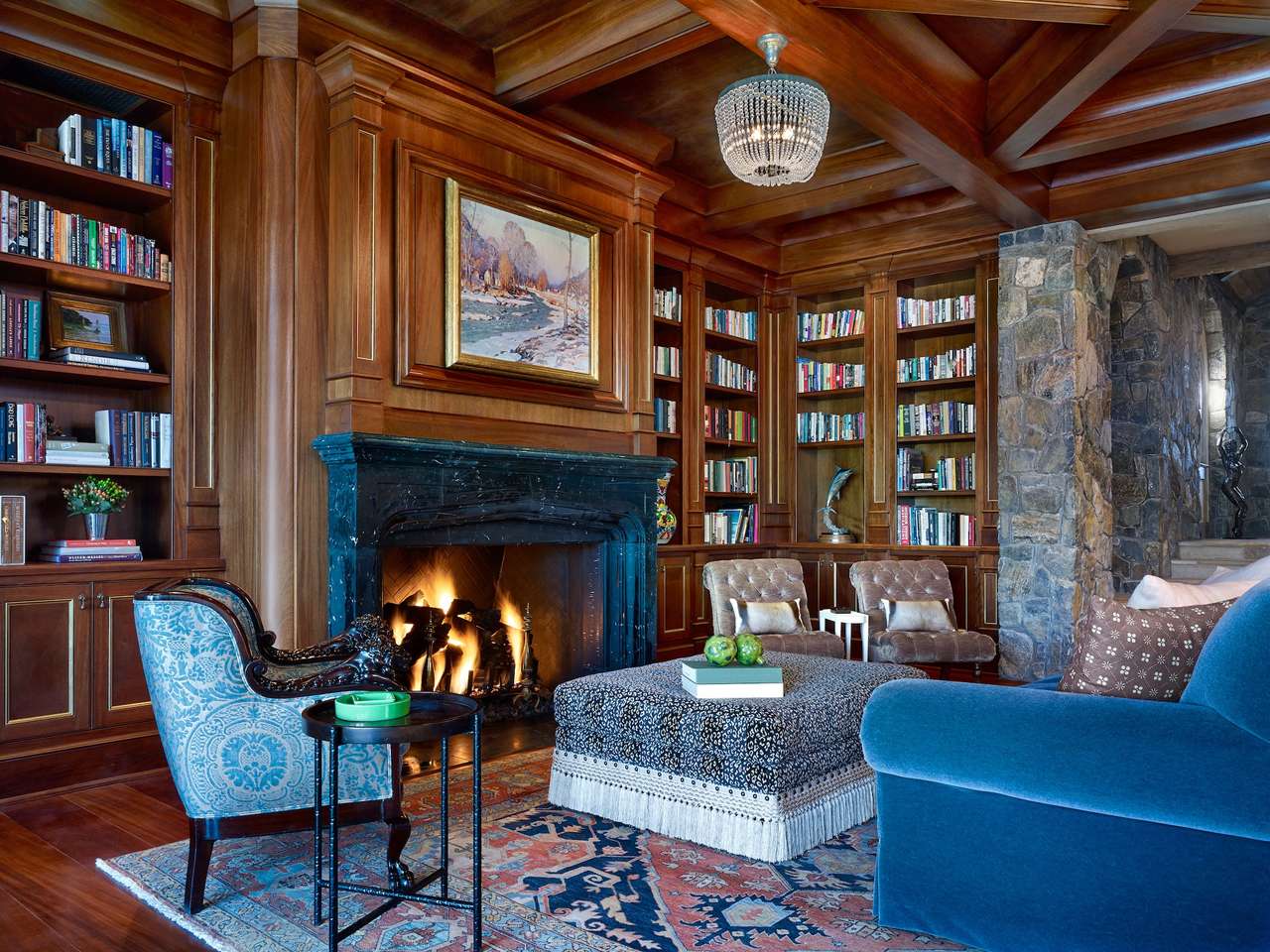 Bonita habitación con chimenea y biblioteca. rompecabezas en línea