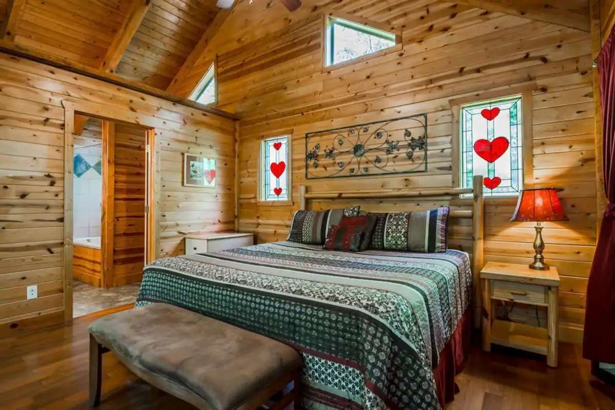 Cameră supraetajată cu cabină din lemn, cu ferestre inimioase puzzle online