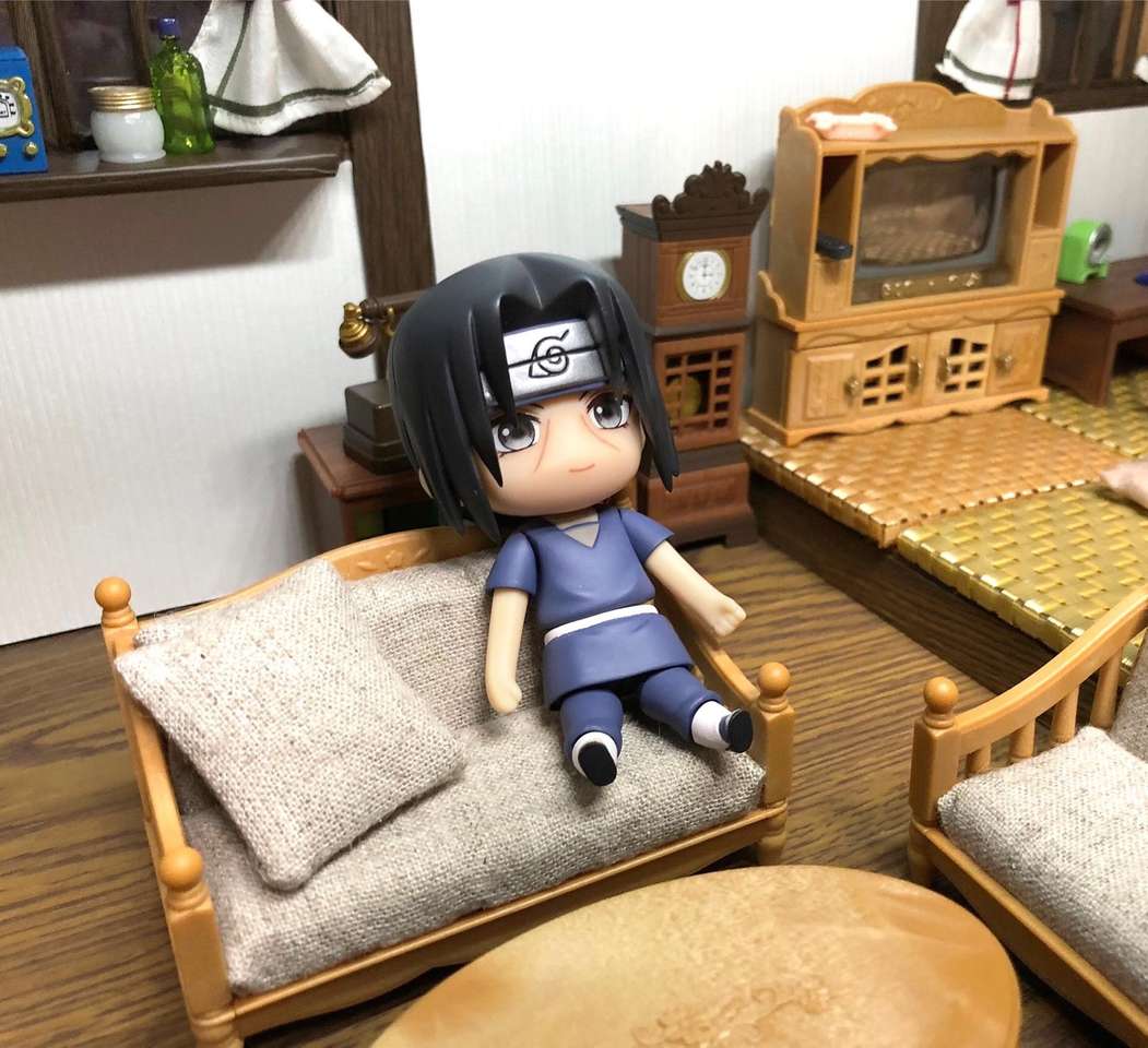 Itachi em seu sofá está descansando puzzle online