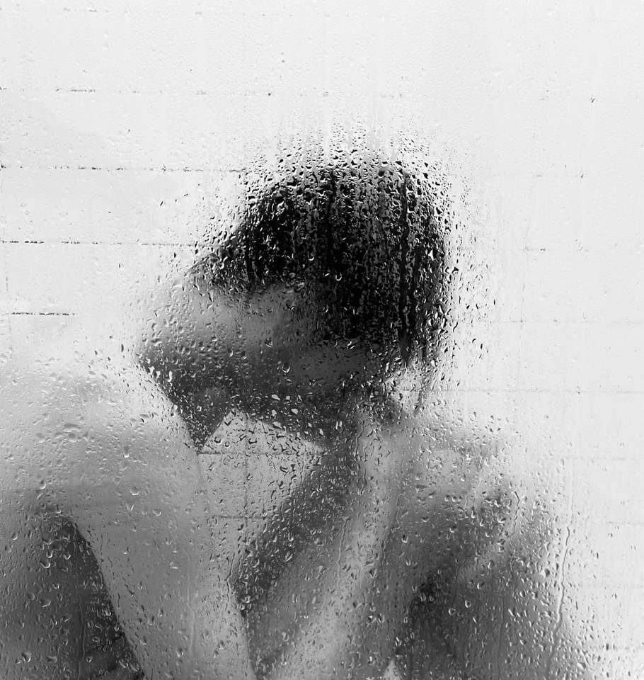 Foto en escala de grises de la mujer en la ducha rompecabezas en línea