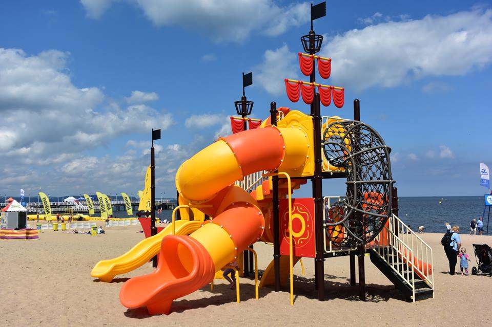 детска площадка на плажа в Гданск онлайн пъзел