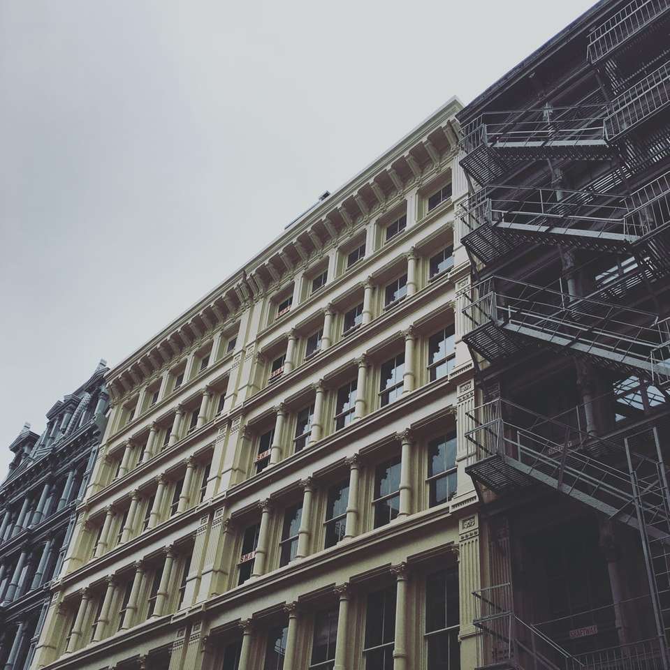 edifício de concreto marrom sob céu branco durante o dia puzzle online