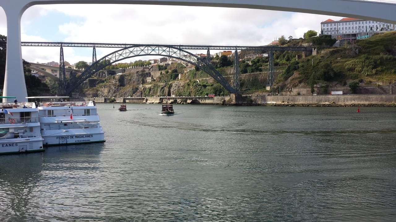 Binnenkomst in Porto via de rivier de Douro. online puzzel