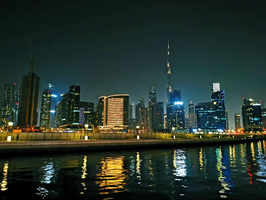 skyline van de stad tijdens de nacht legpuzzel online
