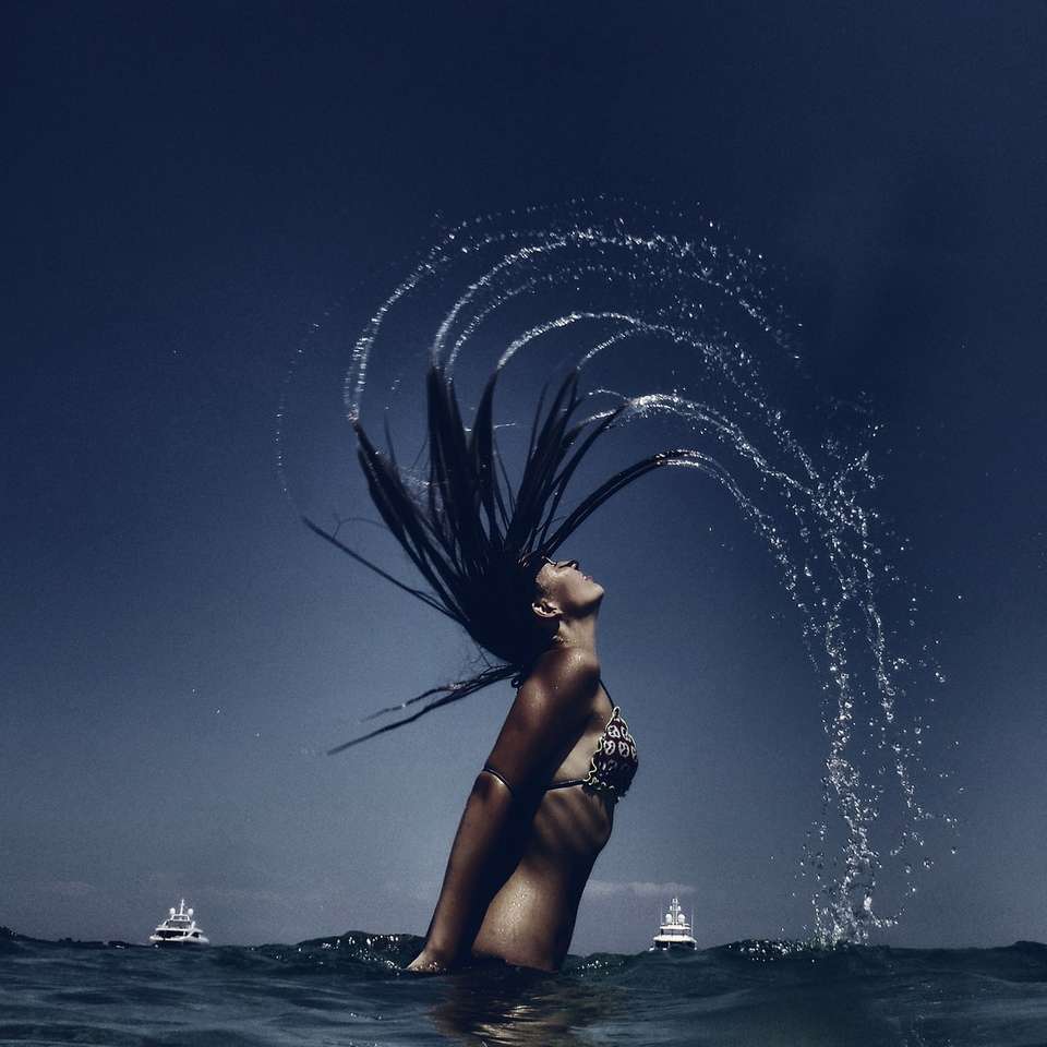 mulher sacudindo o cabelo enquanto mergulha na água quebra-cabeças online