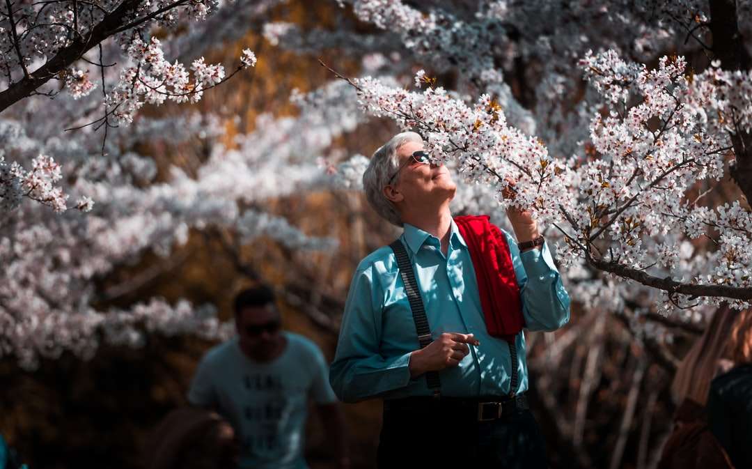 Homme en chemise sarcelle sentant la fleur blanche puzzle en ligne