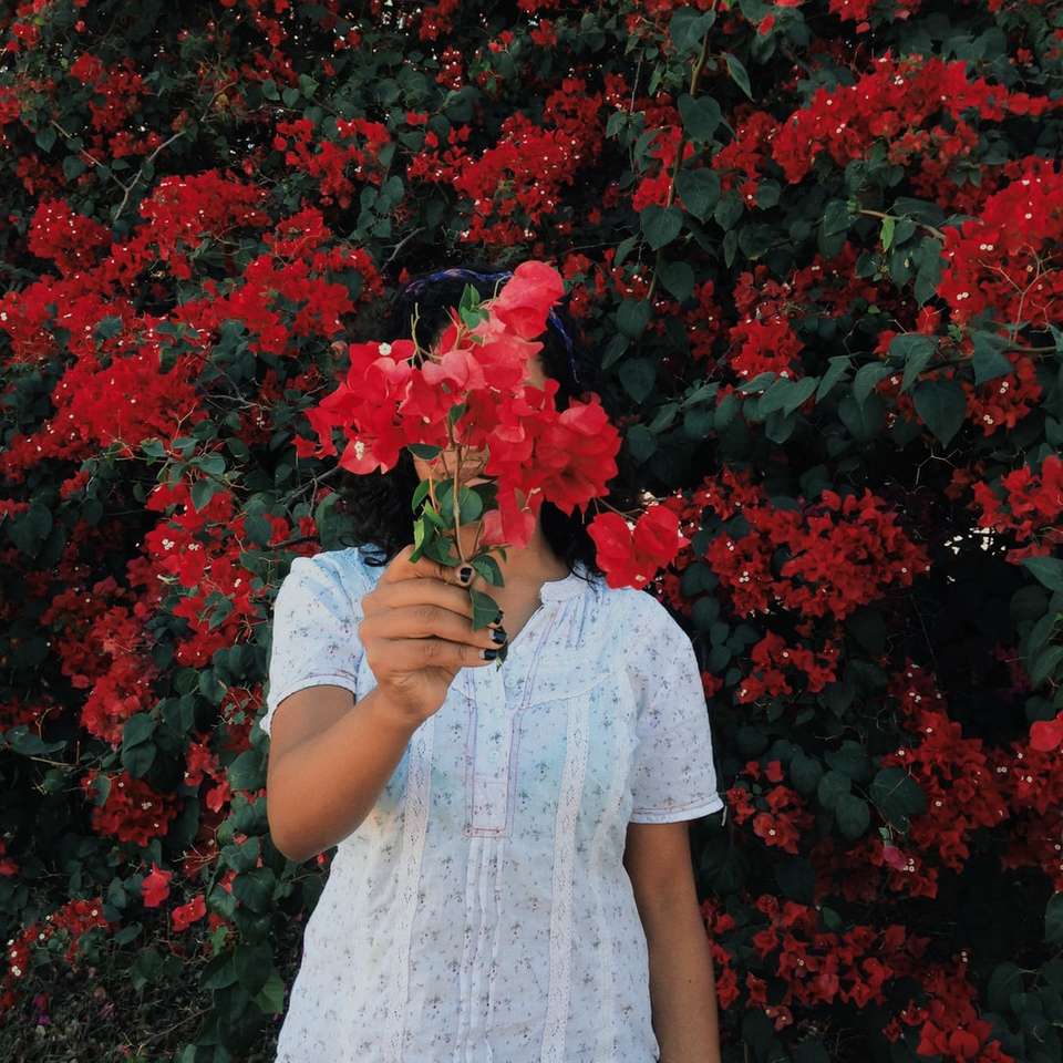 γυναίκα σε λευκό φόρεμα κρατώντας κόκκινα λουλούδια παζλ online
