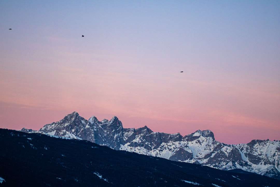 заснежена планина през деня онлайн пъзел