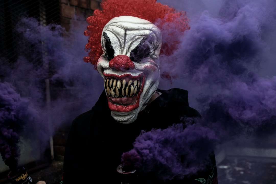 monster clown som omger dimma pussel på nätet